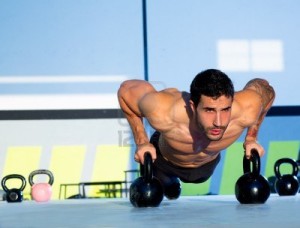 17050617-gym-man-push-up-exercice-pushup-force-avec-kettlebell-dans-une-seance-d-39-entrainement-crossfit
