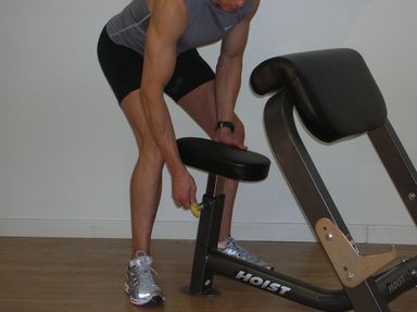 Appareil de musculation HOIST Banc à biceps - Preacher Curl